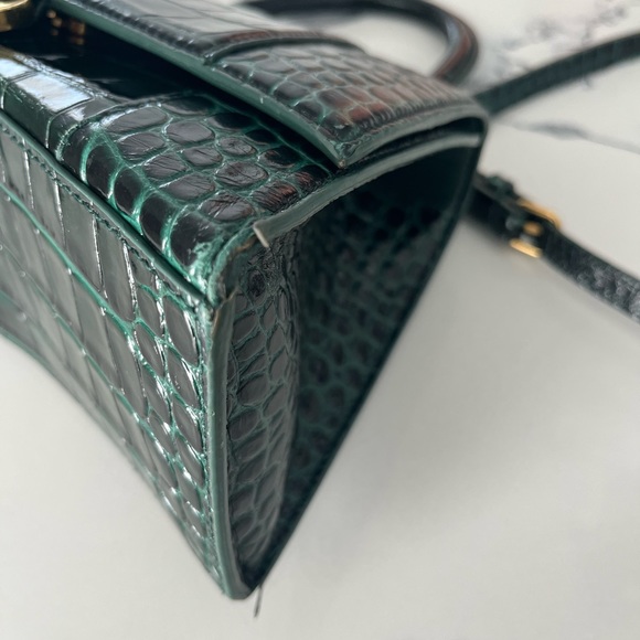 Hourglass Small Handbag in dark green shiny crocodile embossed calfskin. - Picture 4 of 8
